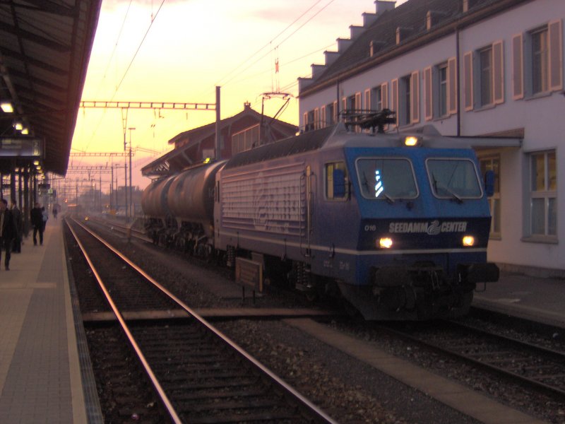 Re 4/4 IV (446-016) SEEDAMM CENTER  (Spitzname Schwan),frhmorgens in Pfffikon SZ, Juni 2005