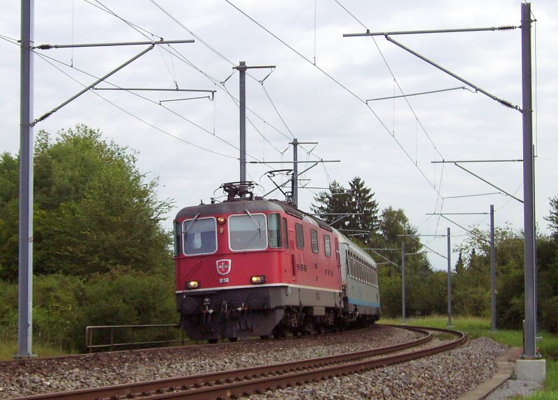 Re 4/4  legt sich mit dem EC 175 Schaffhausen - Livorno Centrale bei Altenburg-Rheinau in die Kurve. 14.08.08