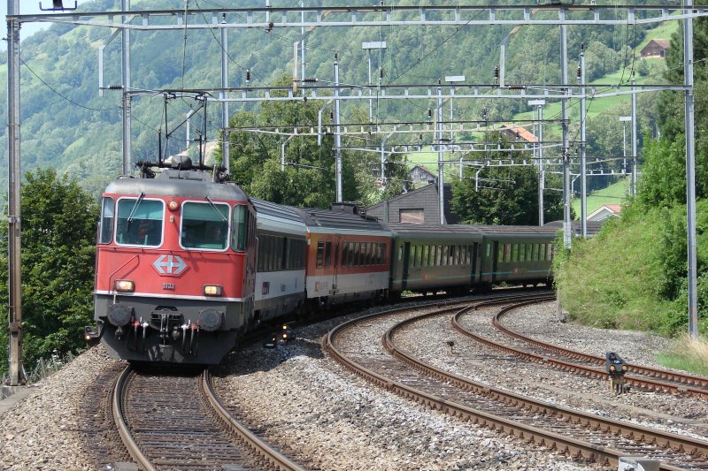 Re 4/4 ll 11133 mit dem IR 2275 Zrich HB-Locarno am 23.07.2007 in Arth-Goldau. Gleich hinter der Lok wird der sogenannte PanGottardo mitgefhrt.