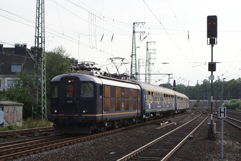 Re 4/4 Lok 10008 mit Sdz in KD am 31.08.08