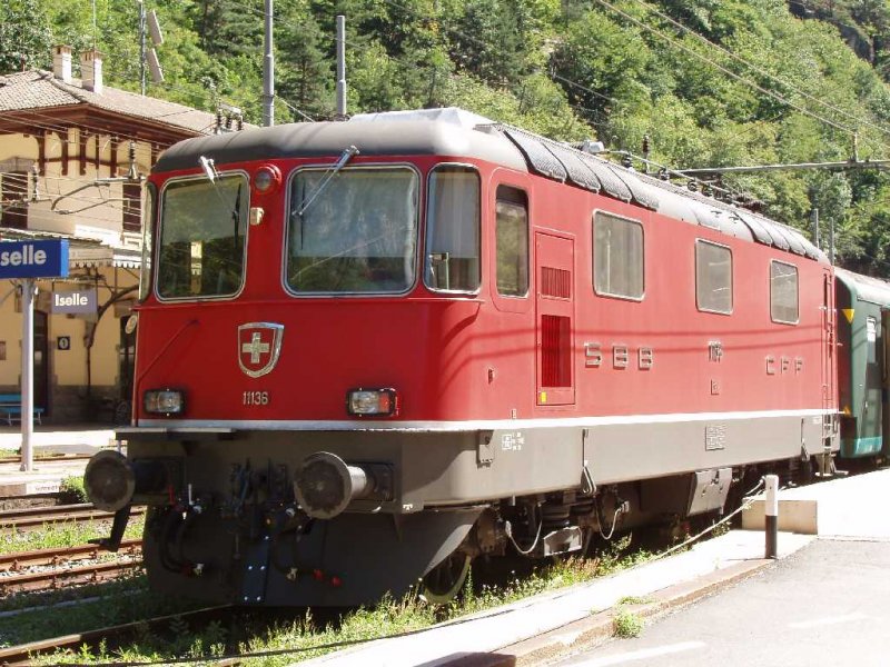 Re 4/4 mit einem Autozug nach Brig in Iselle. 04.08.07