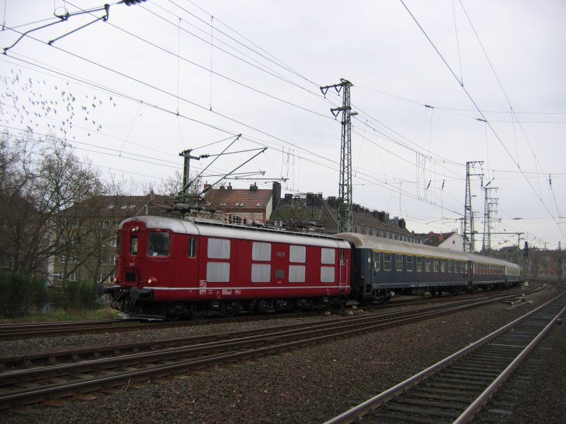 Re 4/4 mit Fuballsonderzug bei der Einfahrt im Dsseldorfer Hbf am 09.03.2008  