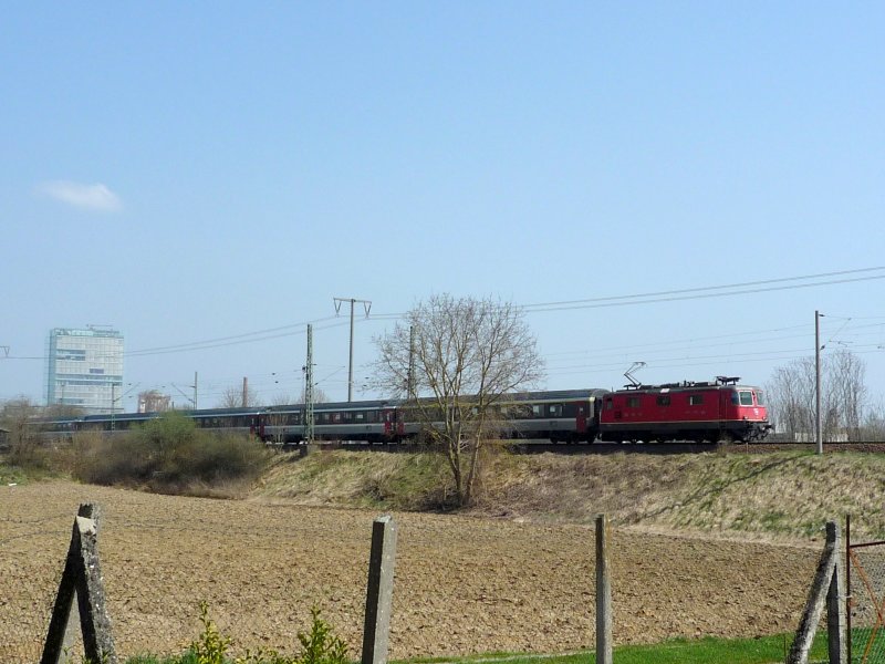 Re 4/4  mit IC 487 Stuttgart - Zrich HB kurz hinter Singen am Hohentwiel. 09.04.09