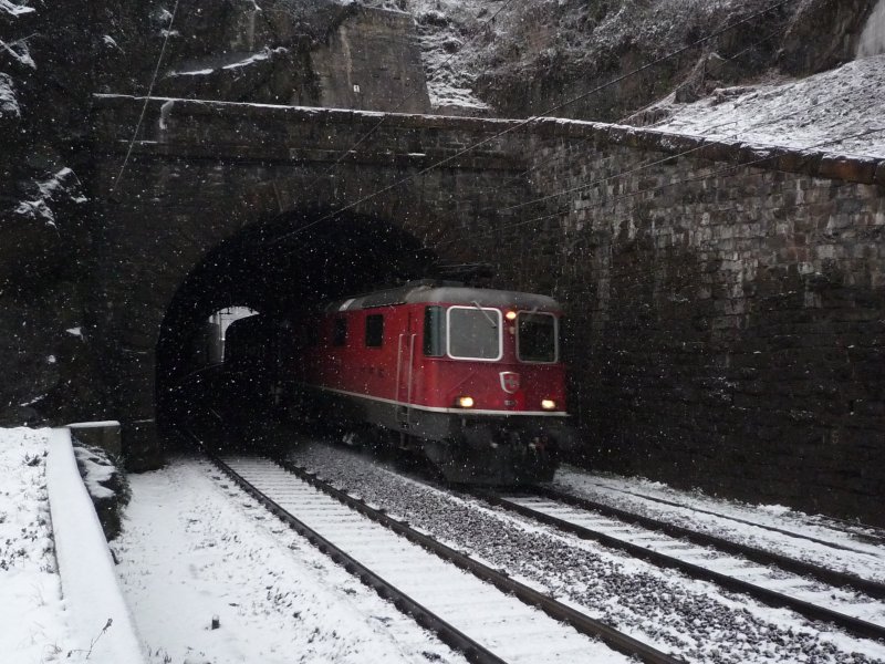 Re 4/4  mit IR 2271 Zrich HB - Locarno bei der Ausfahrt aus dem Tourniquet-Tunnel auf der mittleren Ebene der Biaschina. 29.12.08