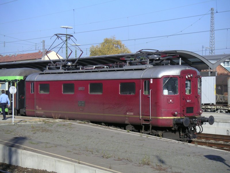 RE 4/4 mit Nr.10019 am 28.10.2005 bei einem Zwischenstopp im BHF Bamberg
