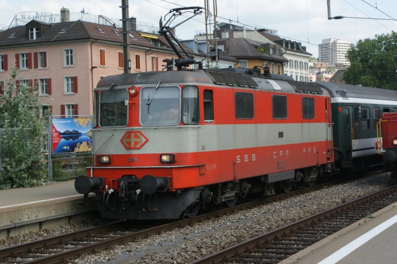 RE 4/4 Nr: 11109 am 25.08.2008 vor einem Interregio nach Basel.