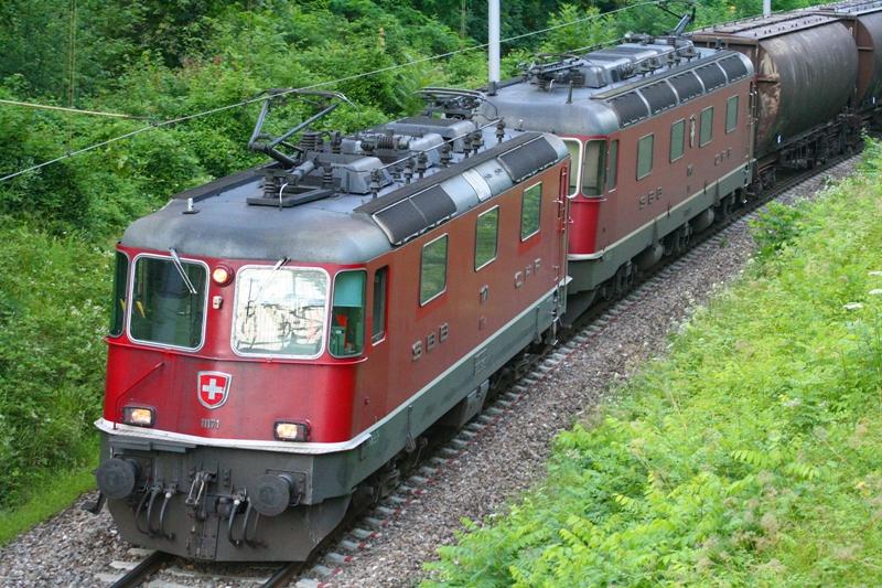 Re 4/4 nr. 11171 und Re 6/6 nr. 11645 am 13.7.05 in Birsfelden (ausfahrt aus dem Hafen bei Basel)