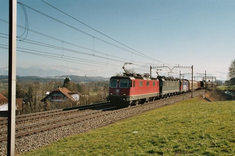 Re 4/4, Re 6/6 und eine Re 421 mit einem Gterzug, am 03.03.04 auf der Strecke Sins - Reussegg