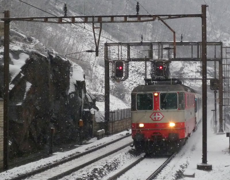 Re 4/4  Swiss-Express mit IR 2182 Locarno - Basel SBB auf der mittleren Ebene der Biaschina, kurz vor dem Tourniquet-Tunnel. 29.12.08