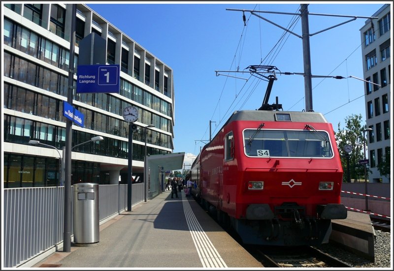 Re 4/4 der SZU schiebt eine S4 nach Langnau-Gattikon und hlt soeben in Zrich Saalsporthalle. Links befindet sich das neue Einkaufszentrum SihlCity mit im Moment integrierter Euro08-Arena.
(18.06.2008)