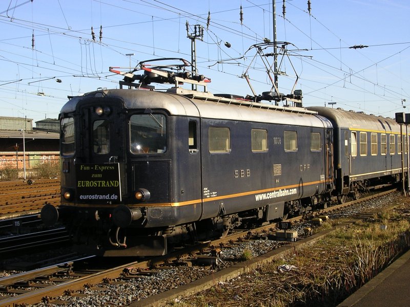 Re 4/4I 10008 mit SDZ 91802 nach  Eurostrand Mosel  bei
der Ausfahrt aus dem Dortmunder Hbf.(08.02.2008)