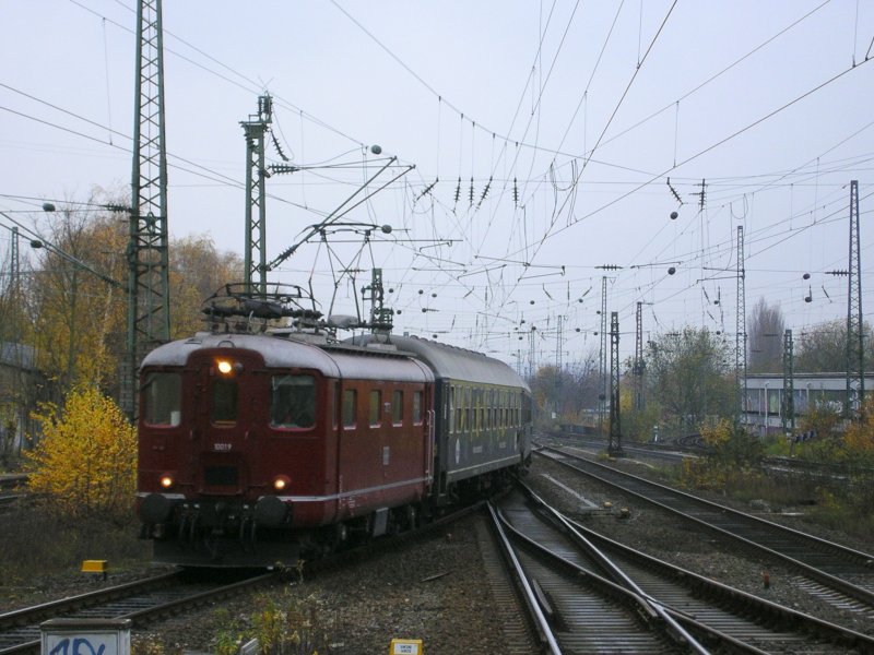 Re 4/4I 10019 mit SZ auf der Weiche zum Gleis 6 zum Bochumer Hbf.
(14.11.2008)