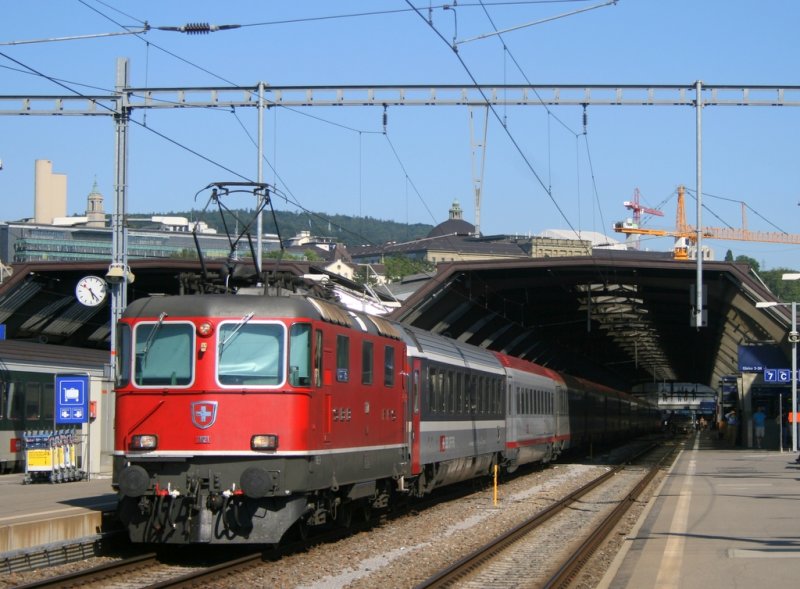 Re 4/4II 11121 am 30. Juni 08 am Zricher Hauptbahnhof. Gru an den netten Lokfhrer.