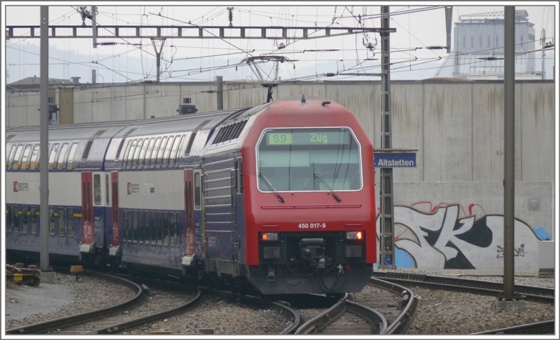 Re 450 017-9 schiebt die S9 nach Zug und verlsst soeben Zrich Altstetten. (31.03.2009)