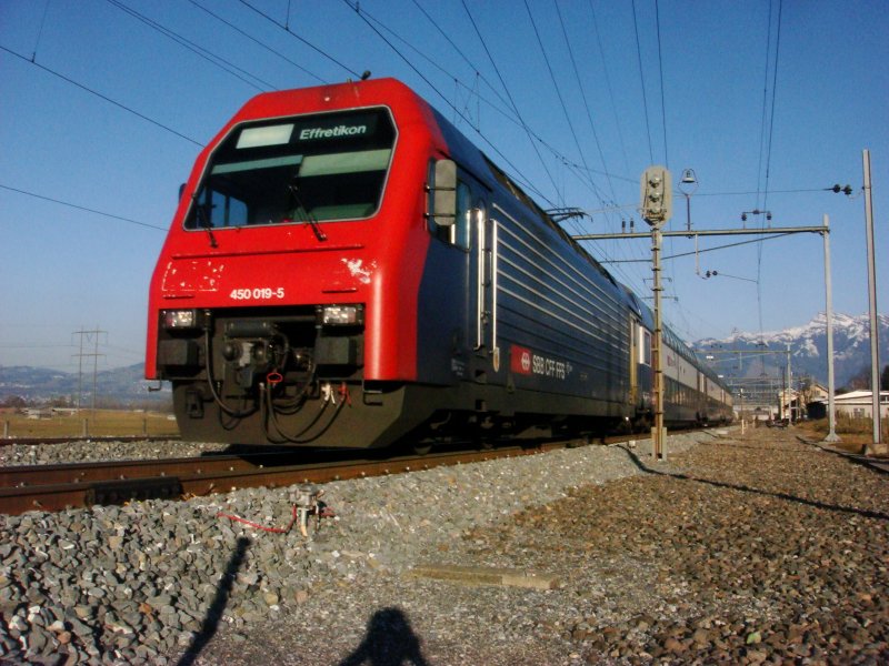 Re 450 019 als S 2 nach Effretikon am 24.2.2008 bei der Ausfahrt aus Schbelbach.
