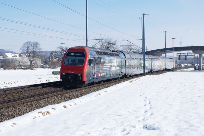 Re 450 021-1 ist am 15.2.09 auf dem Weg von Bassersdorf nach Zrich Flughafen.