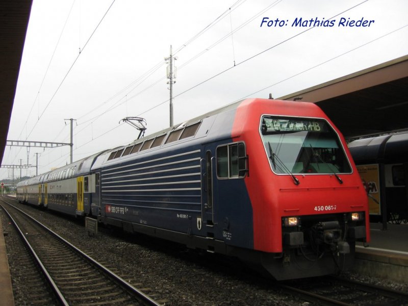 Re 450 061-7  Mnchaltorf an der S 14 am 1.09.09 in Wetzikon