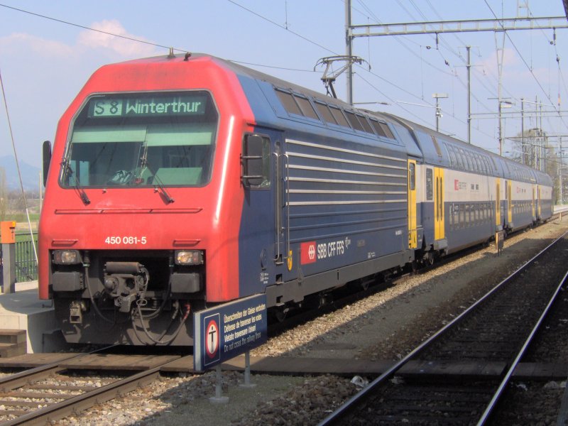 Re 450 081-5 als S 8 in Pfffikon SZ auf die Abfahrt richtung Zrich wartend.Pfffikon SZ, Juli 2005 