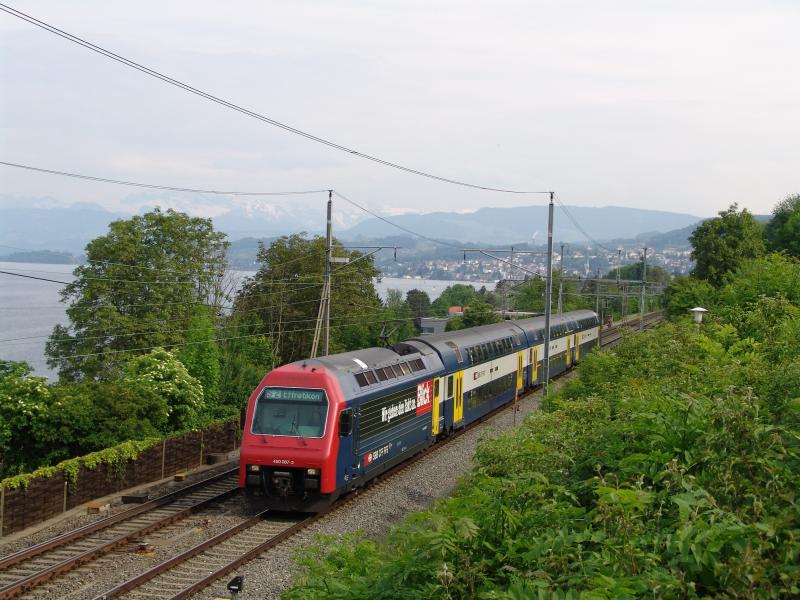 Re 450 087-2 mit Werbung  BLICK  am 21.5.05 kurz vor Thalwil. 