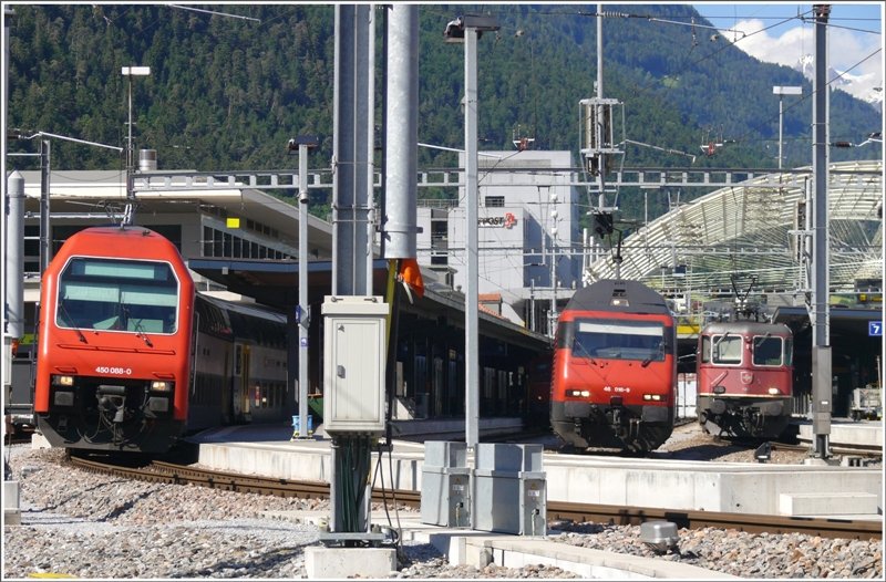 Re 450 088-0, Re 460 016-9 und Re 4/4 II 11269 in Chur. Das Bild ist gerade, die Zge stehen alle so schief in der Kurve. (01.06.2009)