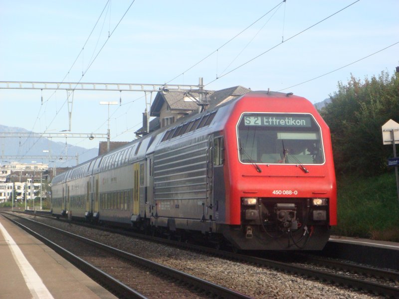 Re 450 088-0 unterwegs als S2 nach Effretikon bei Altendorf am 21.09.2007