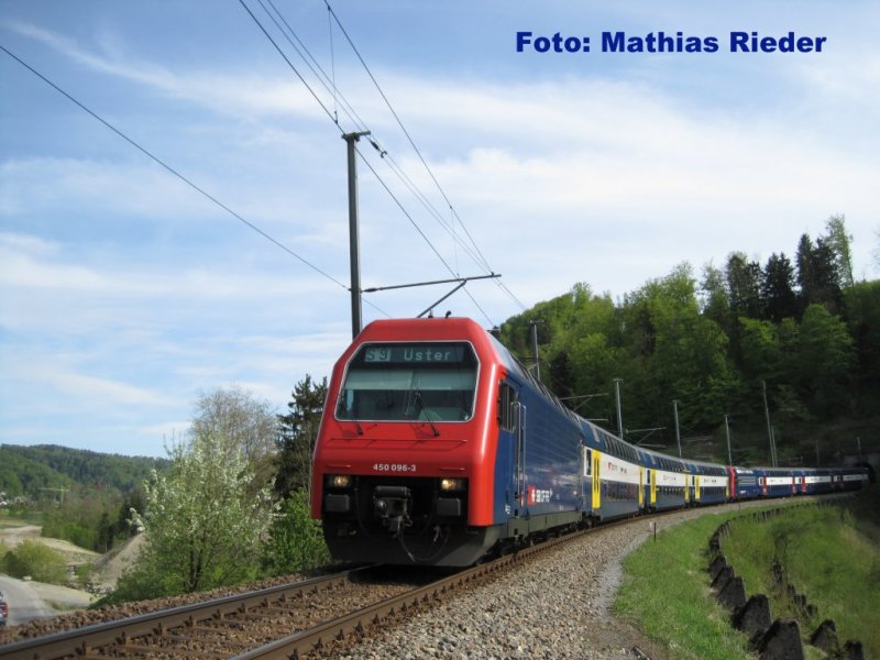 Re 450 096-3 diese Lok hat auf der Seite keine Weisse Ziehrlinien mehr, und verkehrt zur Zeit auf der S 9 auf dem Weg nach Birmensdorf, am 25.04.09