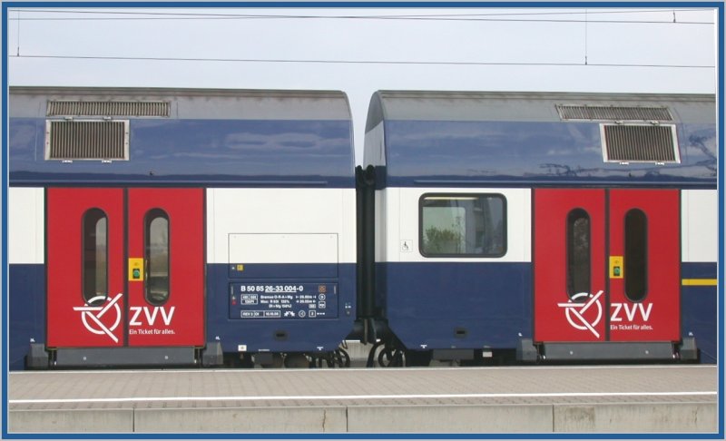 Re 450 Dosto mit neuer roter Trbemalung und Zrcher Verkehrsverbund Logo in Pfffikon SZ. (10.11.2006)