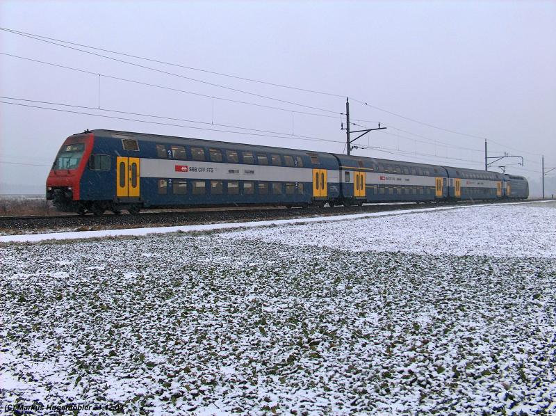 Re 450 mit Doppelstock-Pendel-Zug (DPZ)Komposition als S 5 Pfaffikon SZ - Rafz am 31.12.03 bei Rafz