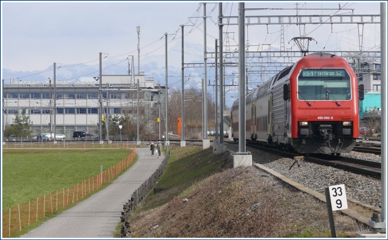 Re 450 o60-9 erreicht als S5 den Endbahnhof Pfffikon SZ. (26.03.2009)
