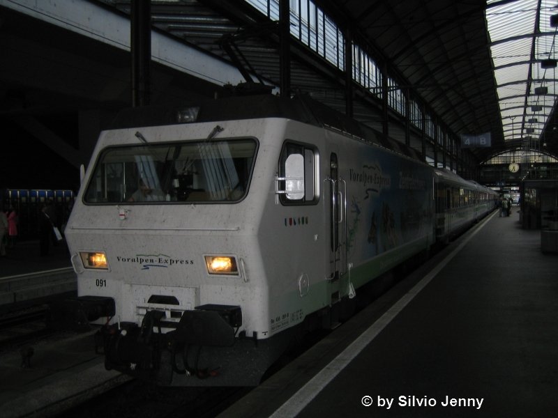 Re 456 091 ''Voralpen Express'' mit gleichnamigen Zug am 21.10.06 in Luzern. Dies ist eine der neusten Werbeloks der SOB