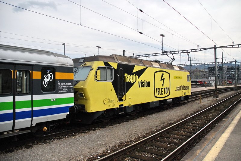 Re 456 092-6. Einfahrt des Voralpen-Express um 14:15 Uhr auf Gleis 6 am 28.10.2006 in den Bhf. Luzern mit der  TeleTop  Lok am Ende des Zuges.
