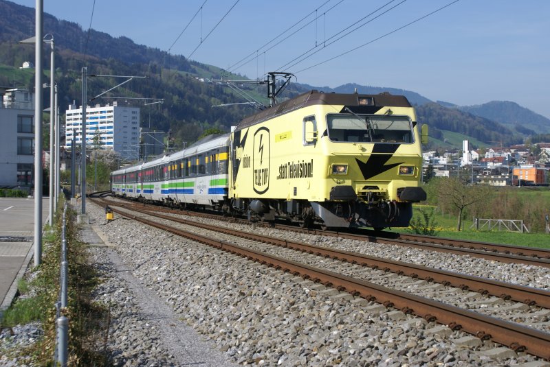 Re 456 092-6 mit dem Voralpen-Express am 27.4.08 zwischen Pfffikon und Rapperswil.