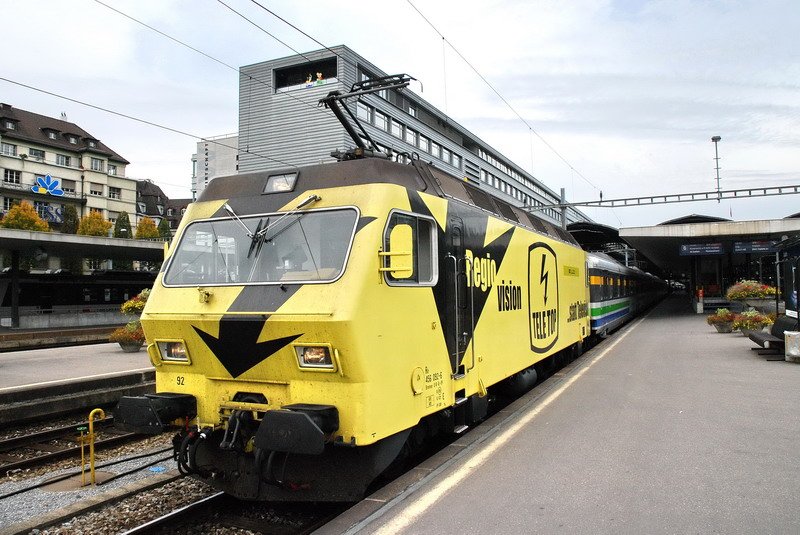 Re 456 092-6.Pnktlich um 14:42 Uhr verlsst der Voralpen-Express mit seiner gelben  TeleTop  Lok den Bahnhof Luzern. 28.10.2006