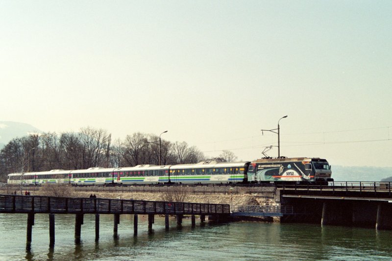 Re 456 093 mit VAE Luzern-Romanshorn auf dem Seedamm zwischen Rapperswil und Hurden im Mrz 2005.