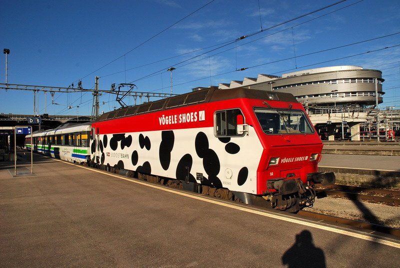 Re 456 094-2.Der Voralpen-Express mit der  Vgele  Lok fhrt pnktlich um 16:14 Uhr in den Bhf.Luzern am 26.10.2006 ein.