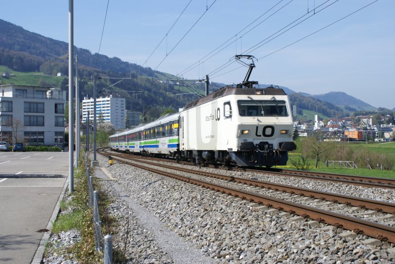 Re 456 095-8 mit dem Voralpen-Express bei Pfffikon, am 27.4.08.