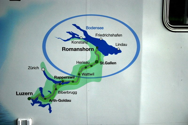 Re 456 096-7. Der Streckenplan ist auf der neuen Tourismus Werbelok sehr schn anzusehen.Die Werbung fr die Ostschweiz (blau eingekreist) ist auf der rechten Seite. Die linke Seite der Lok wirbt fr die Zentralschweiz, siehe andere Fotos. Luzern,28.10.2006.