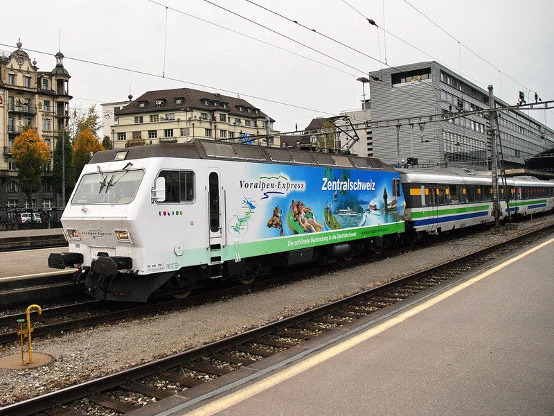 Re 456 096-7. Der Voralpen-Express verlsst, wie immer pnktlich, den Bahnhof Luzern. Die linke Seite der Lok wirbt fr den Tourismus in der Zentralschweiz mit markanten Fotos.28.10.2006.