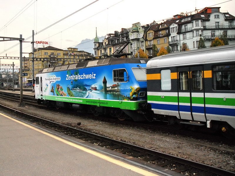 Re 456 096-7. Der Voralpen-Express startet von Luzern zu seiner rund 3 stndigen Fahrt nach Romanshorn. Augenflliger Blickpunkt der Tourismuswerbung fr die Zentralschweiz, auf der linken Lokseite, ist die Kapellbrcke in Luzern.28.10.2006.