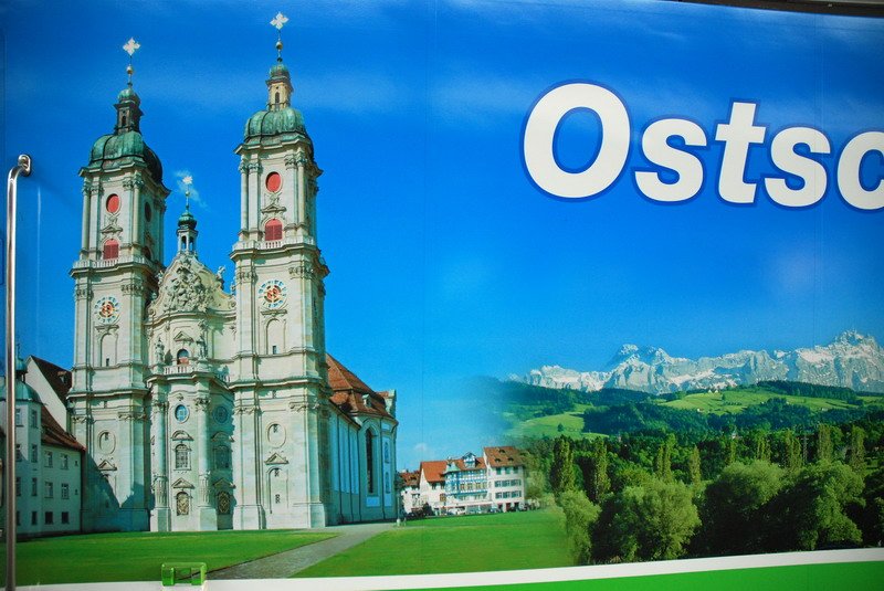 Re 456 096-7. Markanter Blickpunkt auf der  Ostschweizer Seite  ist die Kathedrale in St. Gallen. Wenn der Haltegriff nicht wre, knnte man eher auf ein Werbeplakat, als auf eine Lok der SOB Sdost-Bahn tippen. Luzern, 28.10.2006.