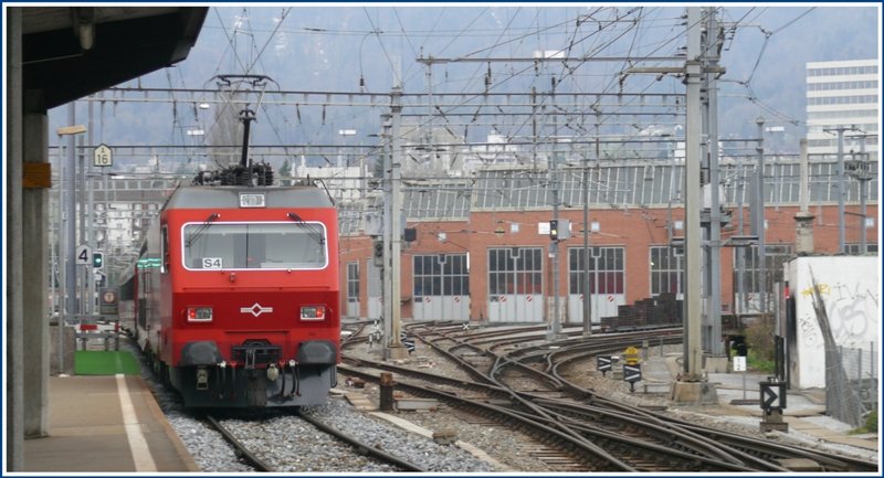 Re 456 542 schiebt einen Zug der S4 Richtung Sihltal. Ganz rechts befindet sich das Streckengeleise der Uetlibergbahn und dazwischen das Depot der SZU. (31.03.2009)