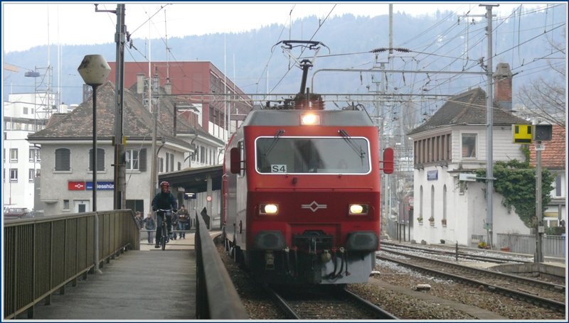 Re 456 544 verlsst Giesshbel mit einer S4 nach Zrich Selnau und Hauptbahnhof. (31.03.2009)