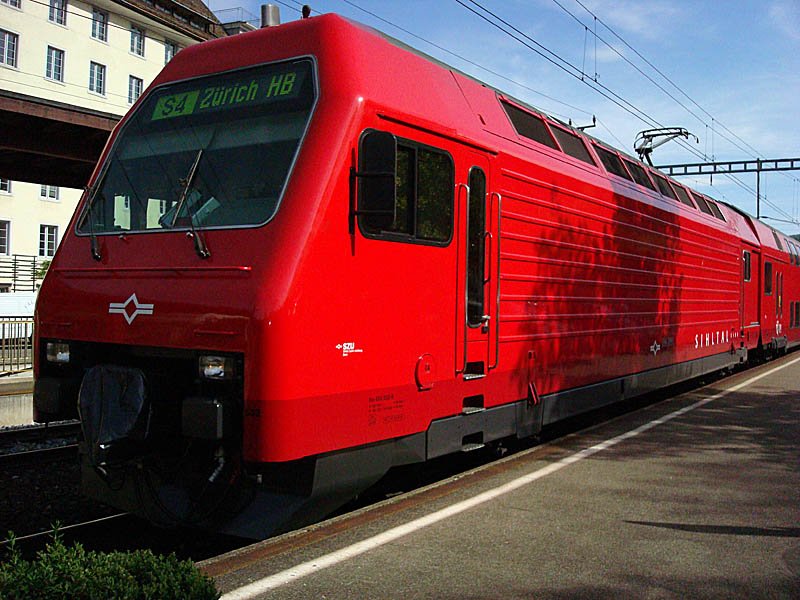 Re 456 552 (Ex-SBB Re 450) in frisch lackiertem SZU-Outfit vor der S4, Langnau-Gattikon kurz vor der Abfahrt, 25. April 2009, 16:27