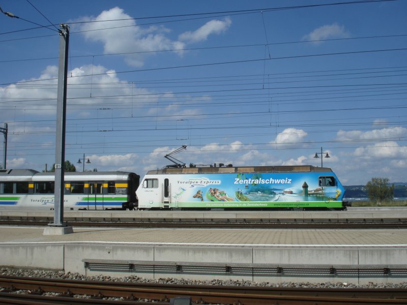 Re 456 mit Werbung fr den Zug, den sie im Schlepp hat bei Pfffikon SZ am 2.09.2007