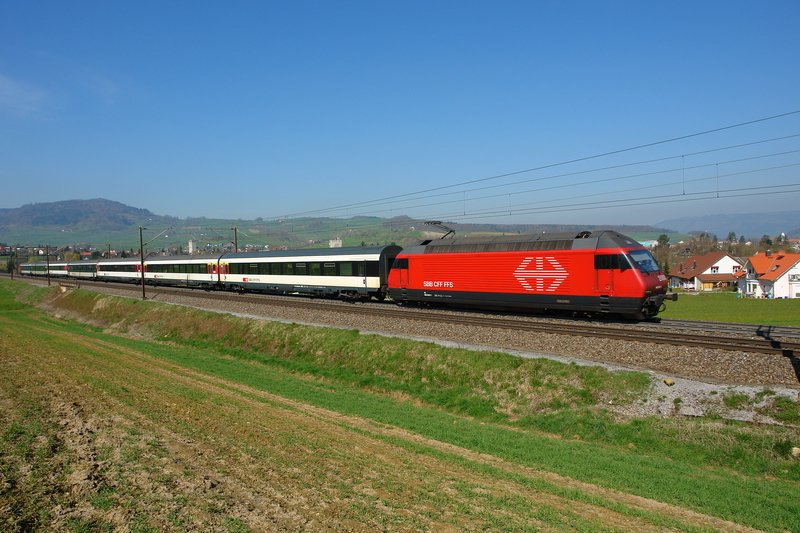 Re 460 000-3. Ein InterRegio auf dem Weg nach Zrich. Hier zu sehen im lieblichen Fricktal im Kanton Aargau am 2.4.2007.