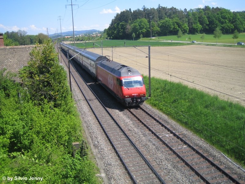 Re 460 000-3 ''Grauholz'' mit IC Dosto bei Attikon. Die Re 460 000-3 war die erste Re 460, die gebaut wurde, sie kam aber wegen diversen Kinderkrankheiten erst als 3. Lok richtig in den Einsatz, unterdessen sind diese Probleme behoben, und die Lok kann normal eingesetzt werden. Leider hat sie aber bereits auf der Front der ''2000''-Schriftzug verloren, aber die Pantos wurden so belassen.