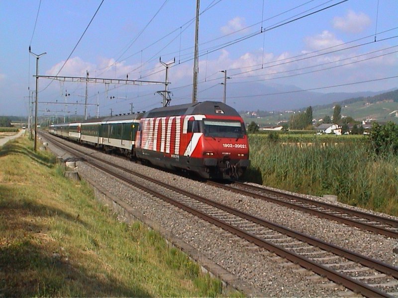 Re 460 005 1902-2002 et IR vers Gilly-Bursinel 25 juillet 2003
