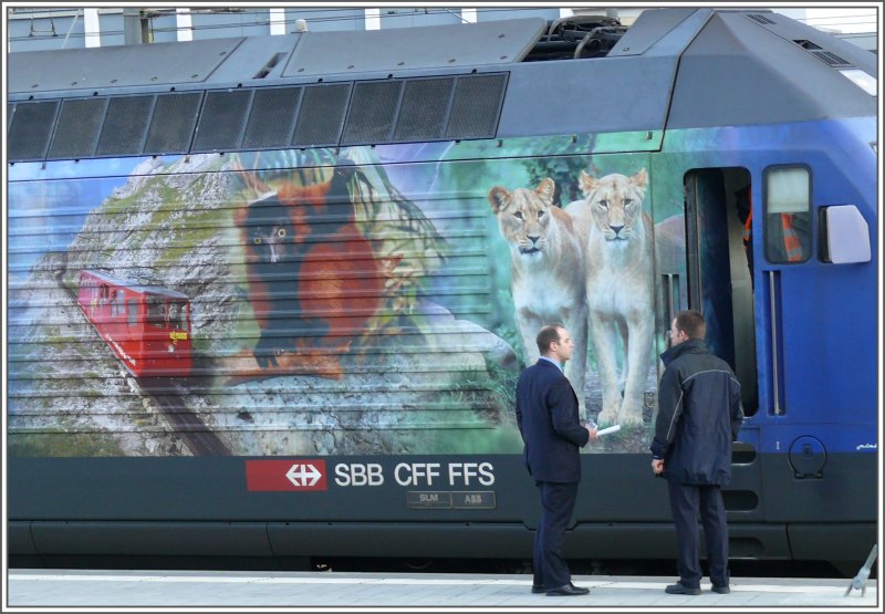 Re 460 005-2 in Chur. Die zwei Zugbegleiter lassen sich durch die hungrigen Lwen nicht abschrecken. (15.12.2007)