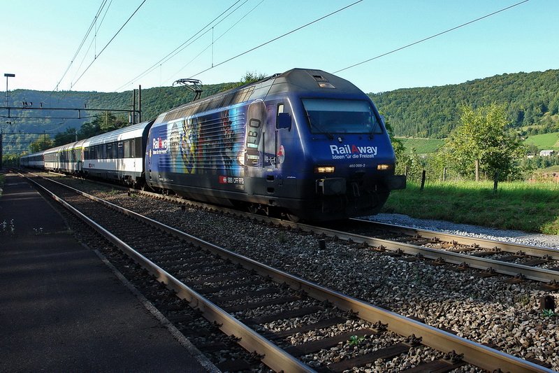 Re 460 005-2. Der InterRegio mit seiner RailAway Werbelok ist unterwegs nach Zrich. Im Fricktal ( Aargau ) am 27.8.2007