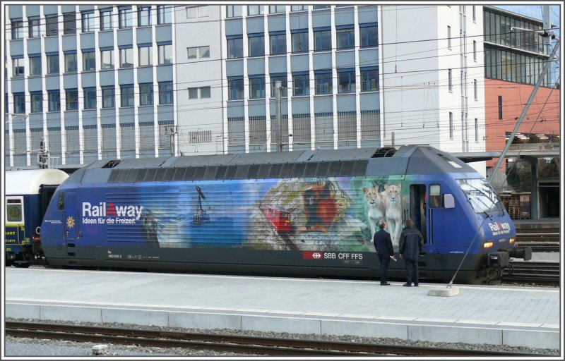 Re 460 005-2 mit ansprechendem Werbedesign von Railaway, dem Freizeitanbieter der Schweizer Transportunternehmungen. Hier mit einem Extrazug in Chur. (15.12.2007)